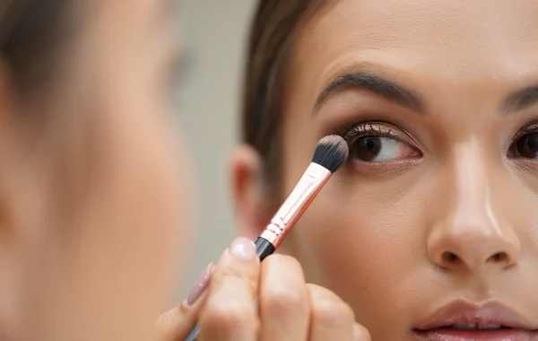 Learn how to apply eyeshadow step-by-step for a flawless eye makeup look. Discover tips, tools, and techniques to blend and style like a pro.